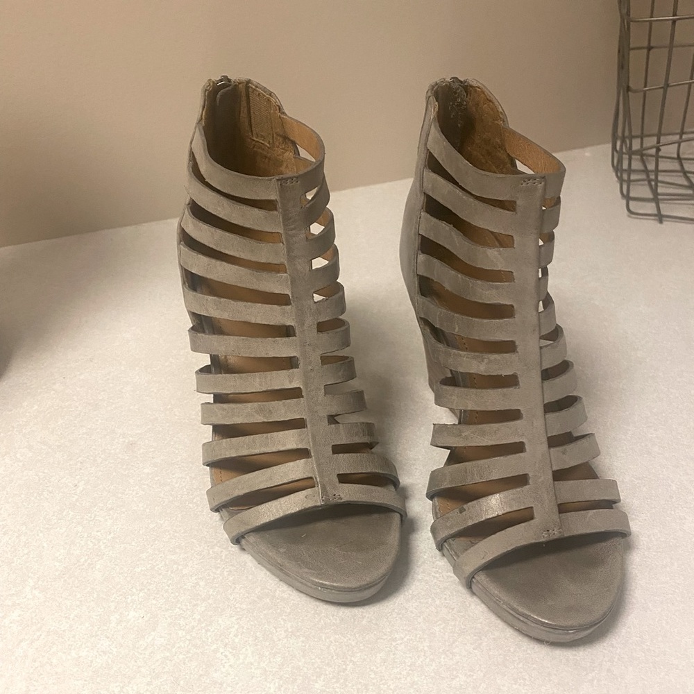 Johnston & Murphy “Nadine” gray leather wedges w/back zipper